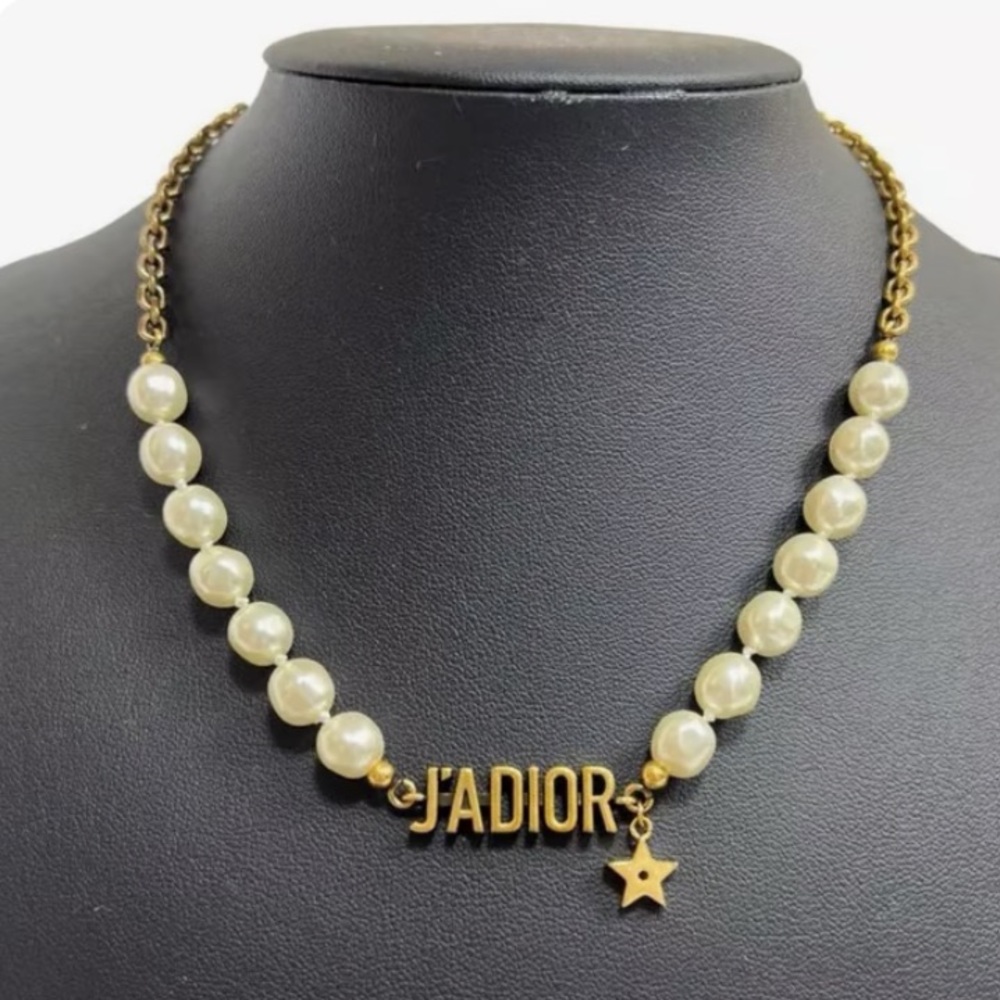 J’adior Pearl Choker Necklace.